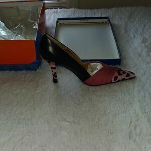 Women pink and black pumps sz 6.5